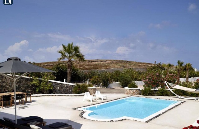 BH322 - C - Villa Santorini / coordinates: 36.422736, 25.455346