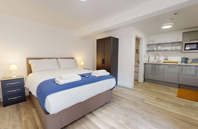 Bicester Court Lodge The Jubilee Room | Bicester Holiday Let | 1 Bed & Sleeps 2