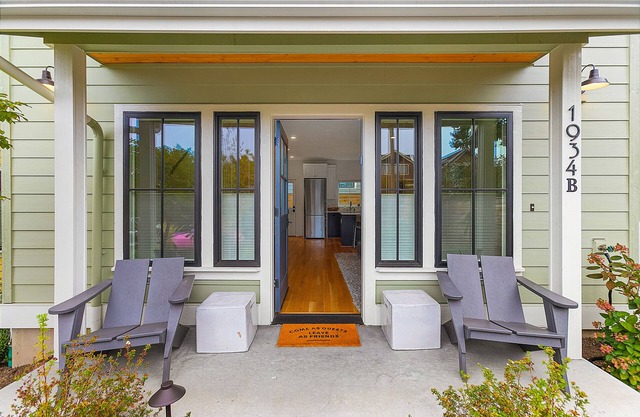 Bichitos Green Glimpse in Queen Anne