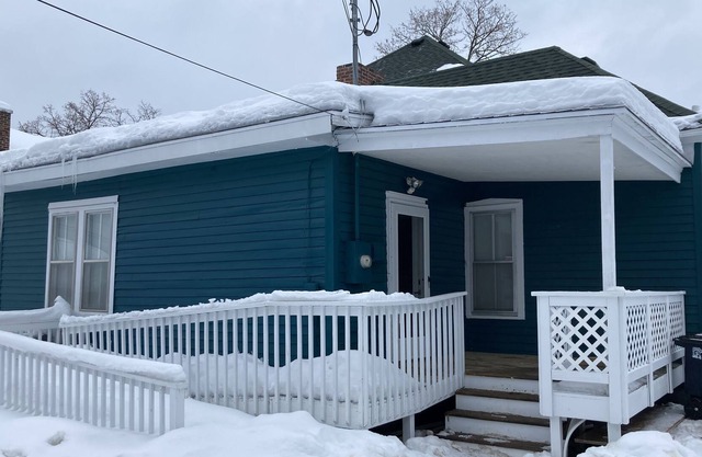 BIG 1 Bed / 1 Bath + futon only one block away from Main Street !