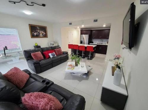 BIG 4 BEDROOM HOUSE Near Florida Keys & the Beaches