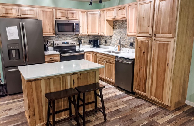 Big Bass Bungalow @ Lake Ivie. 1bd/1ba Barndominium. Covered Boat Parking