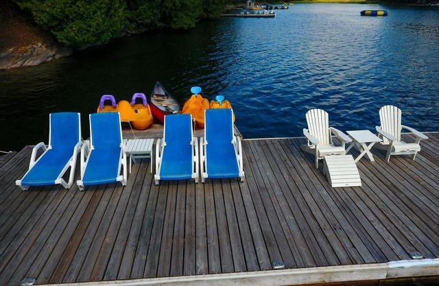 Big Bear Estate, a family dream cottage on the shores of Jack Lake, Ontario.