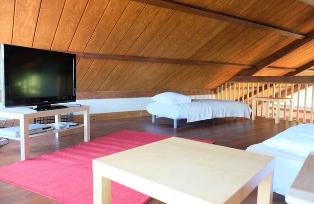 Gran condominio de estilo chalet de esquí en esquí fuera en Mont Sutton!