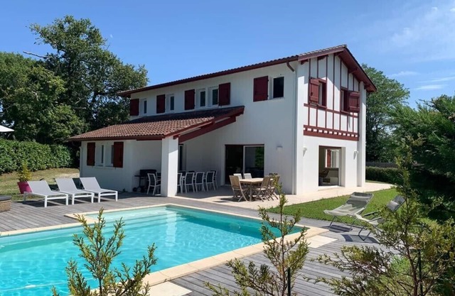 AMPLIA CASA VASCA CONTEMPORÁNEA - PISCINA Y JARDIN - HASTA EL 16 PER