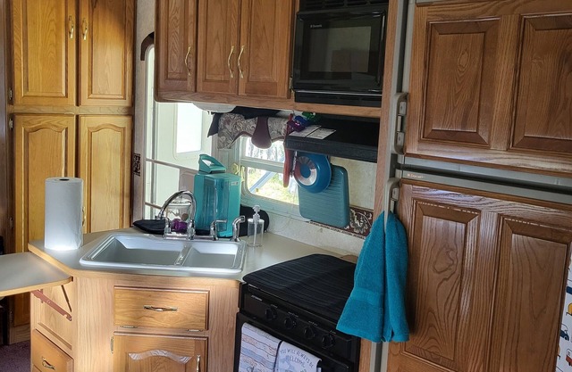 Big, cozy camper for 8 in quiet and beautiful Willow, AK with AC and hot tub.