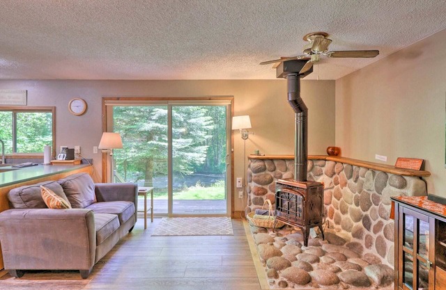 BIG CREEK waterfront retreat!! 2bed-2bath+HOT TUB+Covered Deck+BBQ+EV ⚡️