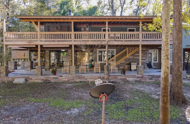 Big Cypress Lodge on Sante Fe River-Sleeps 14, Bring horses, RV and your boat!