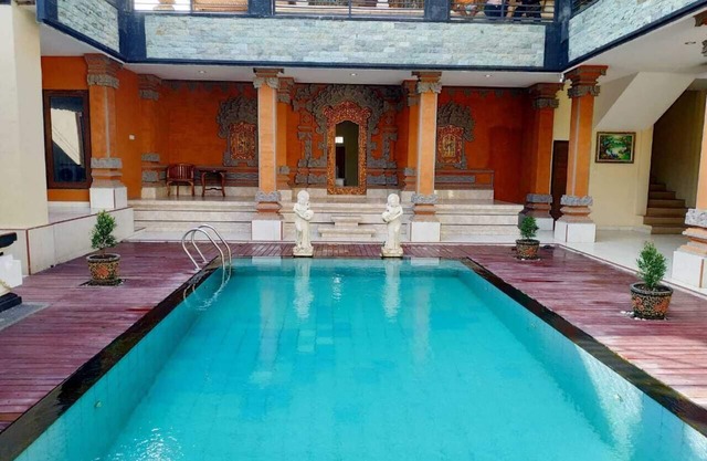 Gran habitación doble con cocina y piscina.