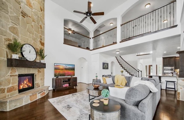 BIG Family Getaway📍The Woodlands Open floor plan 🎬🎱🏓 Gated Community SLPS 18