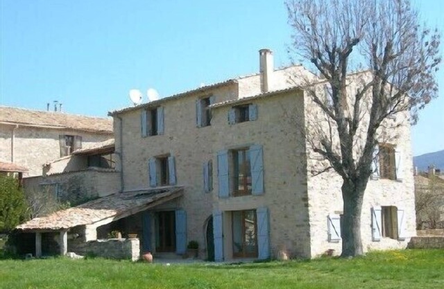 Casa de piedra con carácter, pueblo muy tranquilo, provenzal, ideal para 14 personas.