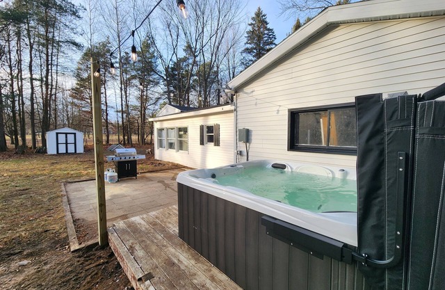 BIG Hart Lakehouse Hot Tub 10 miles to Silver Lake
