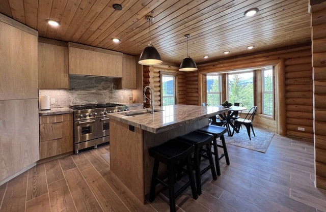 Big Horn Hideaway - 12 miles from YNP | Sun Room | New Remodel