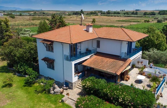 Big house with a huge garden and barbecue area!