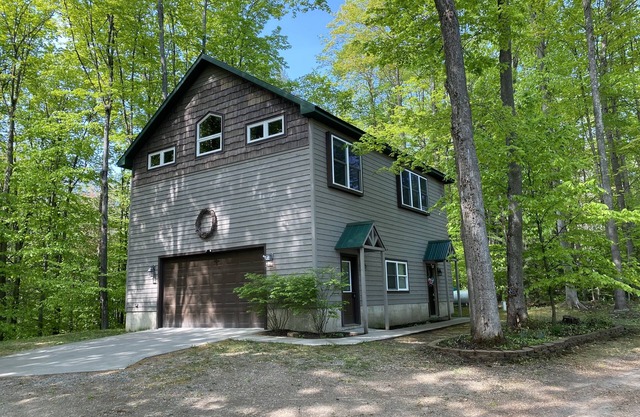 Big Lake Cabin with Hot Tub/ Kayaks/ Ping Pong/ Cable