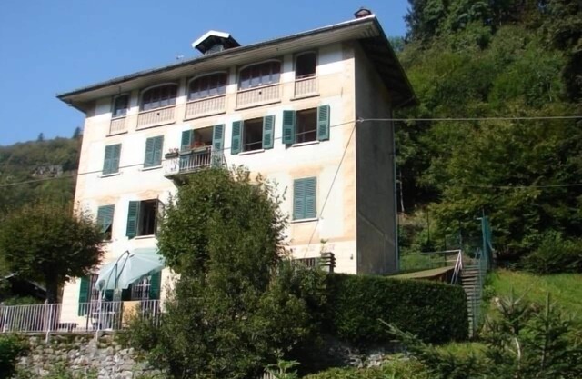 Casa solariega grande construido en 1905 en una aldea agradable y tranquila en Valsesia