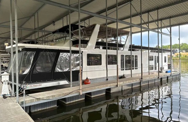 Big Orange 76’ Houseboat at Vol Landing Walk to stadium Free Parking