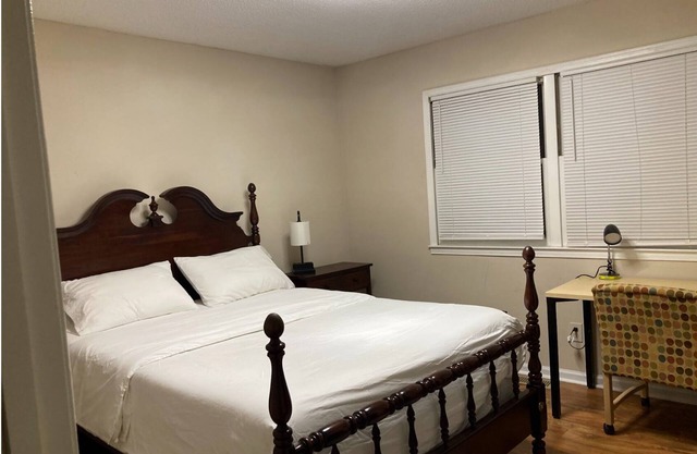 big parking -2-bedroom with AC and WiFi in brilliant Raleigh