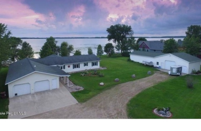 Big Pine Lake home - Great Sand Beach! Level Lot!