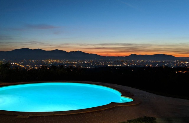 Big Private Garden, AC, Swimming Pool, Hot Tub, Huge Play Area, & Great Views