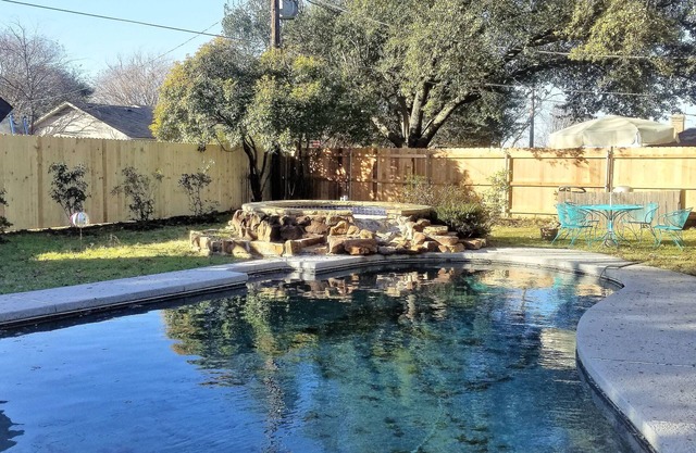 Big Private Fenced Yard, Hot Tub & Heatable Pool, No Stairs, Stone Floors