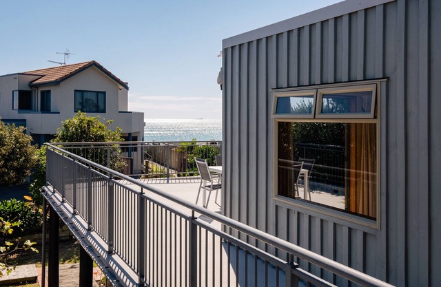 Big rad beach pad - family-friendly oasis one back from beach in Papamoa East