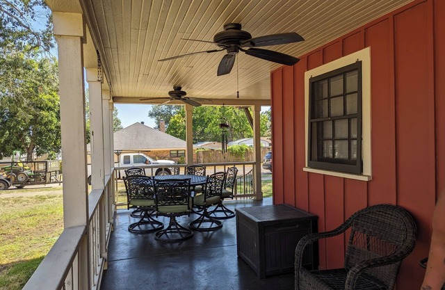 Big Red Comfortable, welcomes pets, & sleeps 6