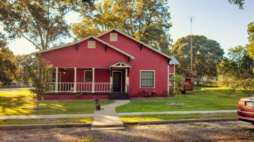 Big Red Spacious, sleeps six & pet friendly!