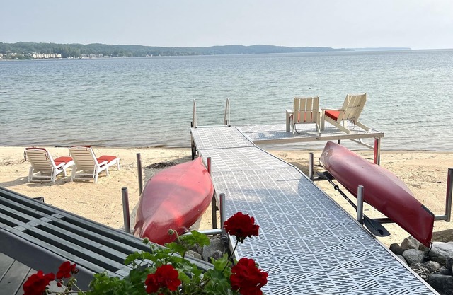 A pie de pueblo! Suttons Bay Waterfront Cottage.