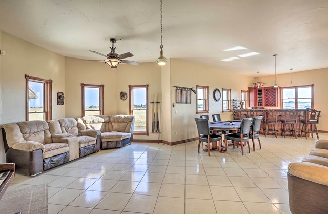 Big spacious ranch with pool table and gaming room beautiful mornings and nights