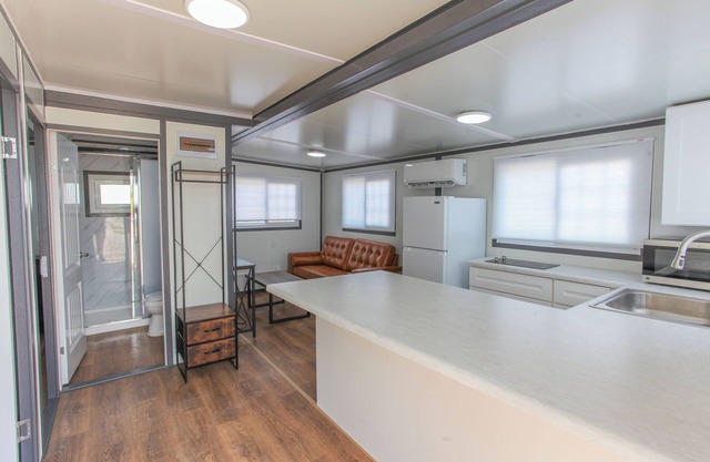 Big Spring, TX-Tiny Home Charm -2 bd