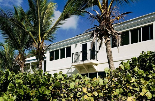 GRAN CASA DE PLAYA FRENTE AL MAR A PIE DE CRUZ BAY RESTAURANTES Y COMPRAS