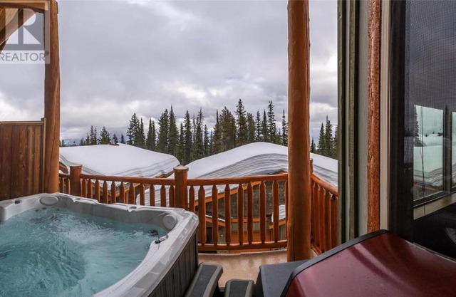 Big White 2 Bdrm 2 Bath, 12' vaulted ceilings, 70 inch TV, Hot Tub