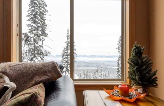 Big White Beauty! Sleeps 8. Ski in/Ski out Chalet with Private Hot Tub.
