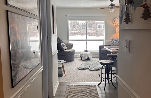 Big White condo Ski-In/ Out, Family Friendly sleeps 4