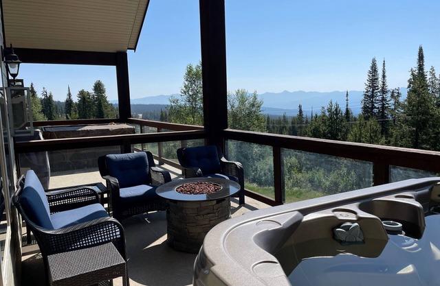 Big White Large Dog Friendly Chalet con jacuzzi privado!