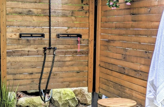 Bigfoot Retreat -Atv trails- Outdoor shower- Secret Game Room