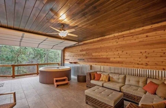 Bigfoot's Bend 4 Bedroom Cabin by Redawning