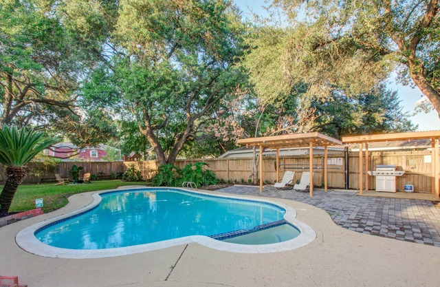 Bigger & Better – Tropical Oasis meets Texas Charm