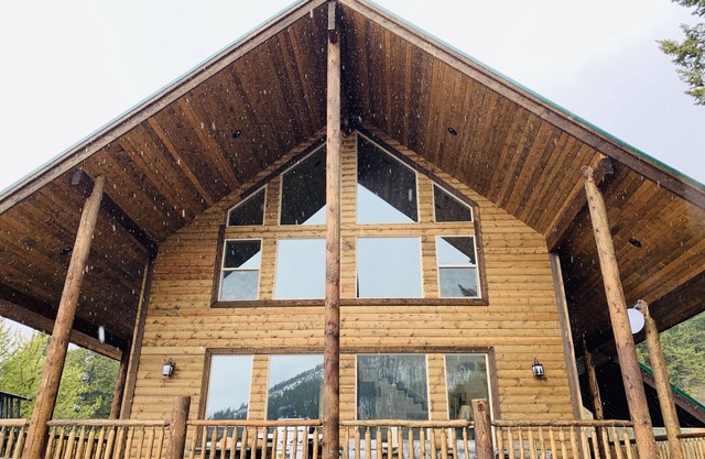 Bighorn Lodge-10 minutes to YNP+Hot tub+Wifi+AC