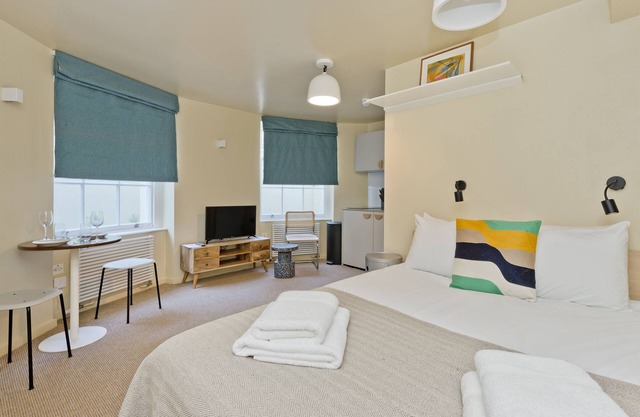 Bijou Lower Ground Studio in Primrose Hill Terrace