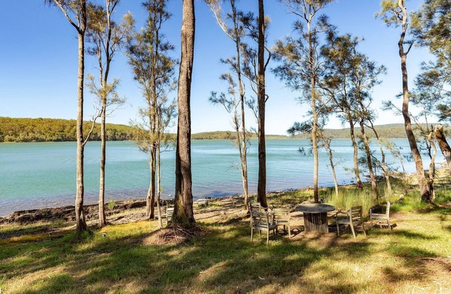 Billie's on Smiths- Lakefront holiday home