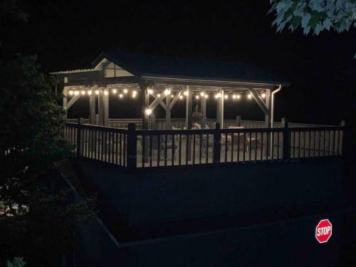 Bills Bungalow on Lake Burton with Top Dock and Patio