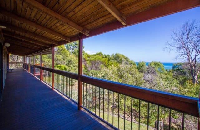 Bimbimbi - Two-Bedroom Rustic Holiday Hideaway with Gorgeous Views in Historic 1770