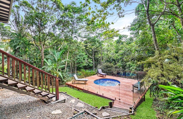 Bindi Treehouse - Secluded Rainforest Pet Friendly Retreat in a Stunning Treehouse