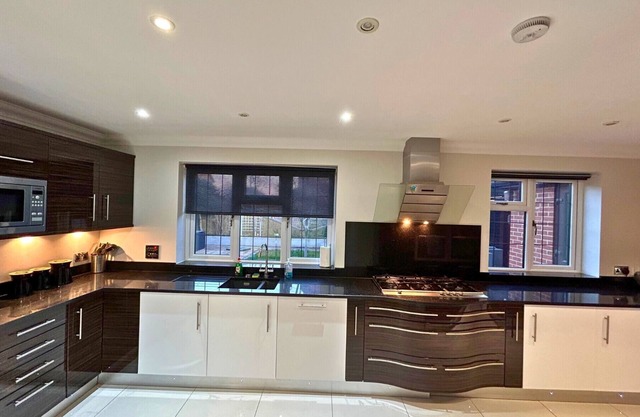 Binfield: Beautiful Five Bedroom (Three Bath) House