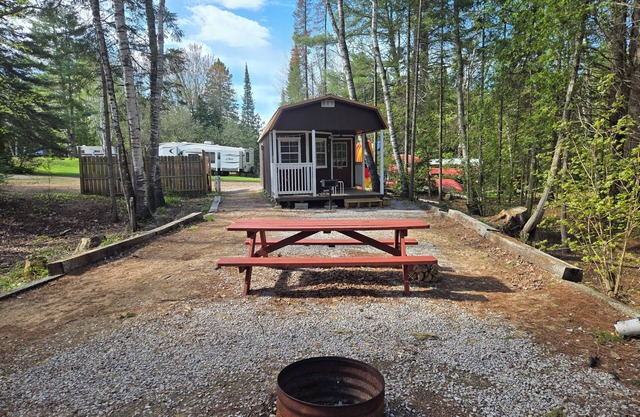 Bings Bearadise Cabin 35 min. from Pictured Rocks on the Manistique River