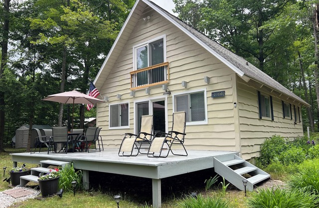 Birch Cottage - Wonderful location. Beach, Hike, & Shop! Pure Michigan getaway.