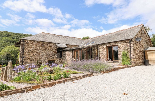 BIRCHENHAYES, family friendly, with hot tub in St Dominick