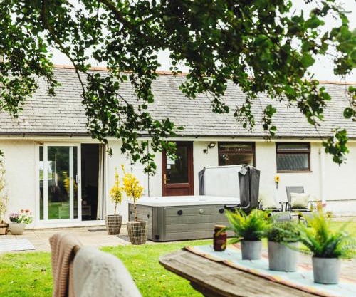 Birchwood Cottage with hot tub